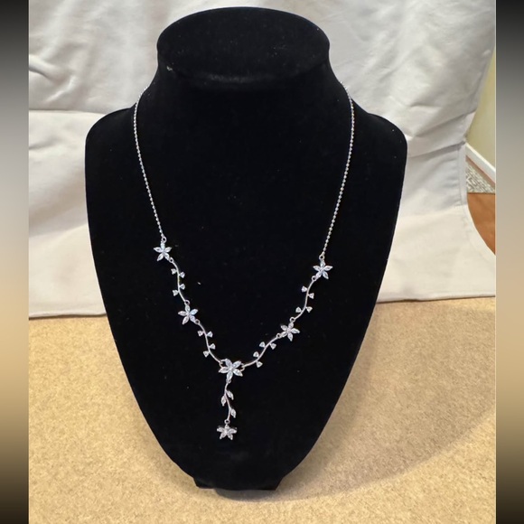 Jewelry - Vintage cubic zirconia floral pattern necklace